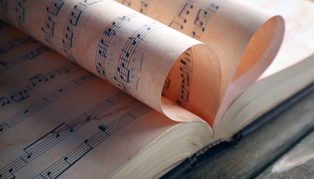 book-pages-curved-into-heart-shape-close-up-web